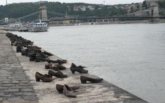 Scarpe sulla passeggiata lungo il Danubio